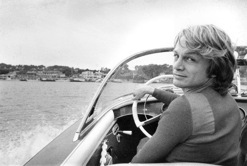 Photo de Claude François sur un bateau 