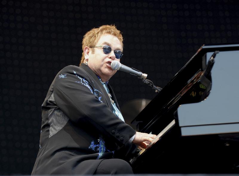 Poster du chanteur Elton John au piano 