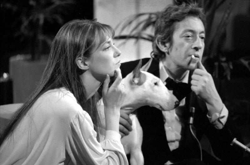Photo de Serge Gainsbourg et Jane Birkin avec leur chien Bull Terrier