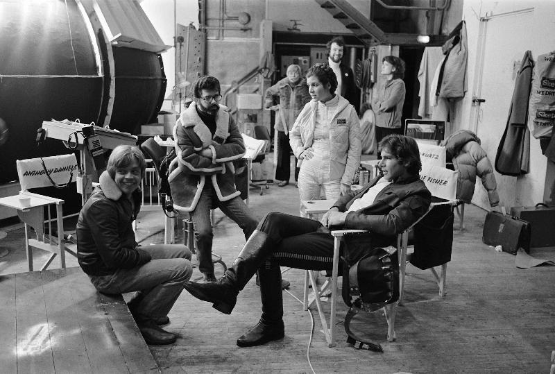 Photo de Mark Hamill George Lucas Carrie Fisher et Harrison Ford.