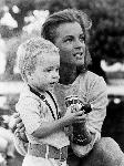 Photo portrait noir et balnc de Romy Schneider avec son fils David 
