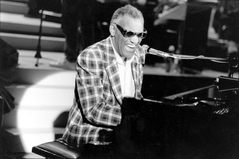 Photo du chanteur Ray Charles au piano 