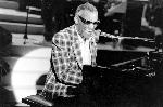 Photo du chanteur Ray Charles au piano 
