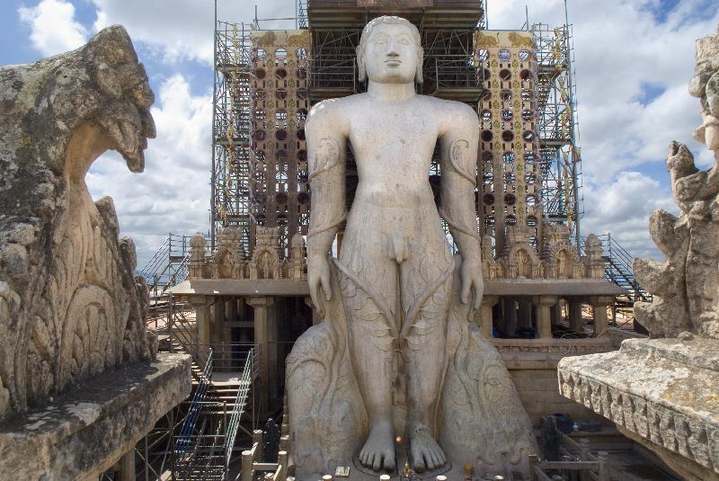 Photo Jainisme : sculpture “Céleste” Gomateshwara sur la colline d'Indragiri, Sravanabelagola (l'un des principaux centres de pèlerinage de Jain), Karnataka