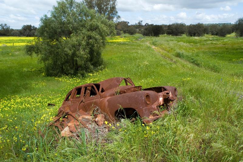 Photo Rusty vieille voiture déversée dans le champ dans le paysage rural Northam, Central Wheatbelt, Australie-Occidentale