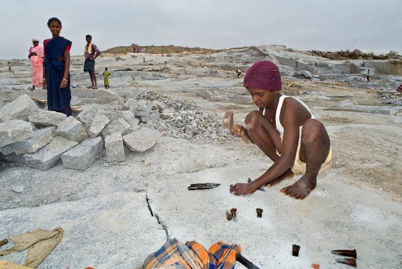 Photo Travail des enfants : Jeune garçon travailleur dans la carrière de granit préparant la dalle de roche pour le fractionnement, Nandi Hills, Kolar Distict, Karnataka, Inde