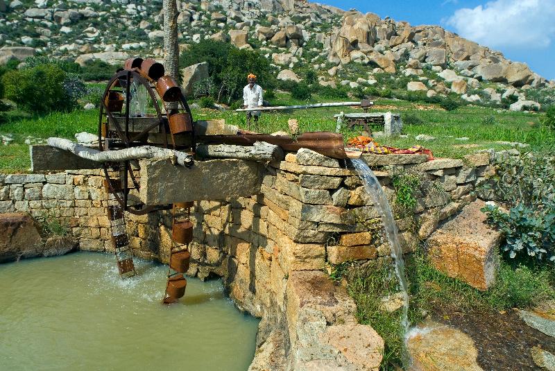 Photo Ancien agriculteur de colline exploitant le volant d'eau persan (Saqia) qu'il a construit il y a 65 ans,