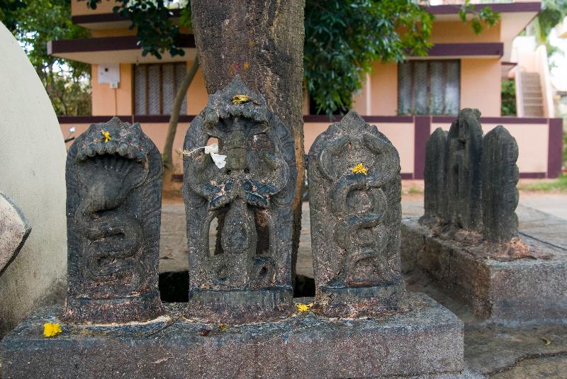 Photo Statues serpentes de Naga dans le petit sanctuaire de la rue de banlieue