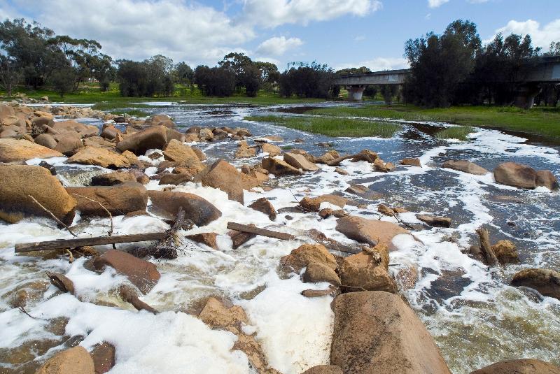 Photo  Débit d'engrais (phosphate) dans la rivière Avon, Northam, Central Wheatbelt, Western Australia