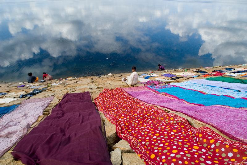 Photo Village women washing and drying clothes on the Hessarghatta Lake edge, Bangalore District, Karnataka, Inde