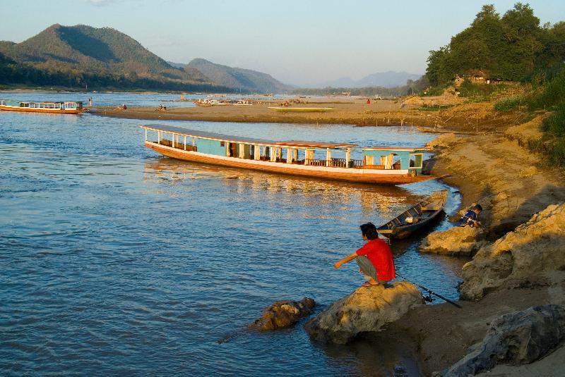 Photo Bateaux fluviaux et pêcheurs le long de la rivière du Mékong