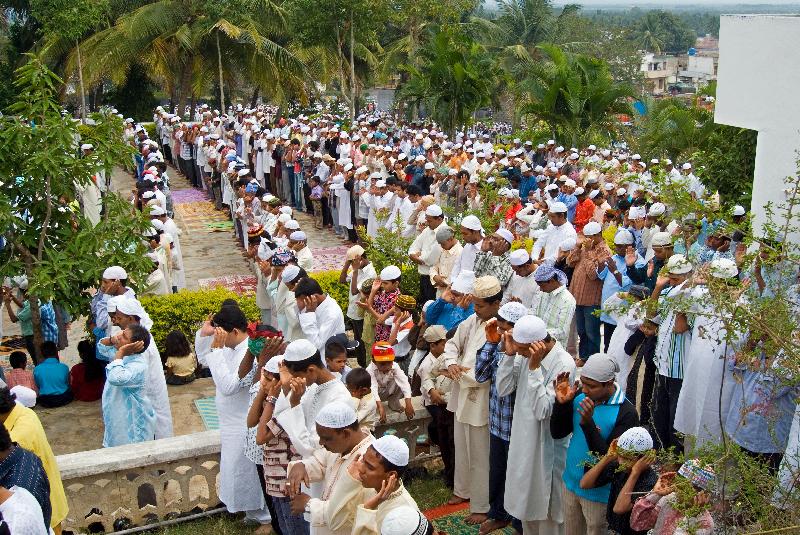 Photo Des hommes et des enfants musulmans se sont rassemblés pour Namaz à la fin du Ramadan