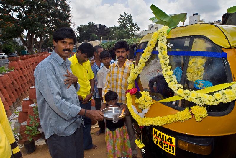 Photo Groupe de conducteurs adorant rickshaw décoré