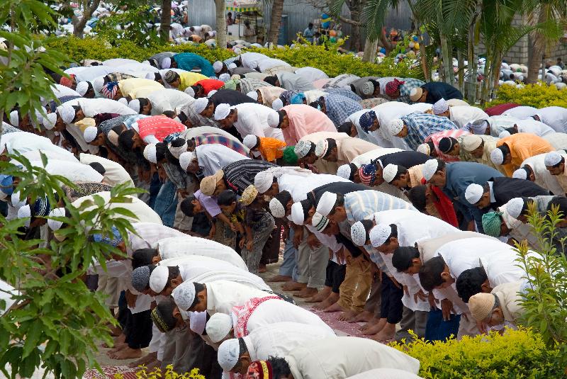 Photo Des hommes et des enfants musulmans se sont rassemblés pour Namaz à la fin du Ramadan