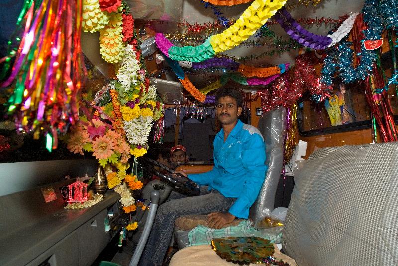 Photo Conducteur dans la cabine de camion décoré pour le rituel Ayudha Puja à Vidyaranyapura, Bangalore, Karnataka, Inde