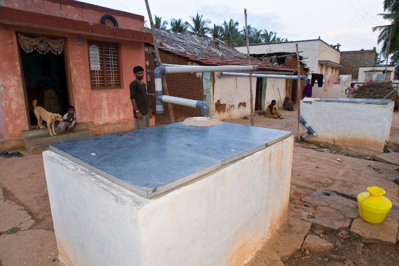 Photo Systèmes de collecte d'eau de pluie sur le toit des maisons de Kurubura Kunte, Karnataka, Inde