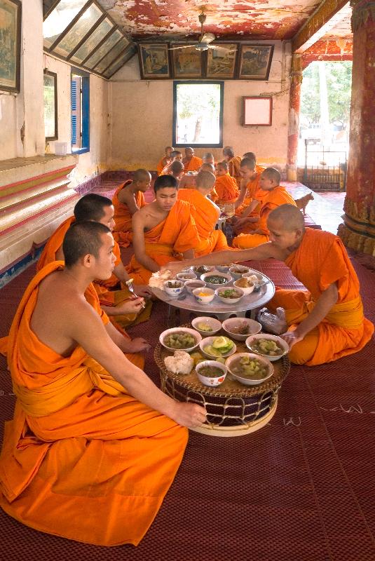 Photo Moines bouddhistes (Theravada) ayant le repas principal (déjeuner) dans la salle du temple temple Khoualuang temple, Vientiane, Laos, Indochine, Asie du Sud-Est