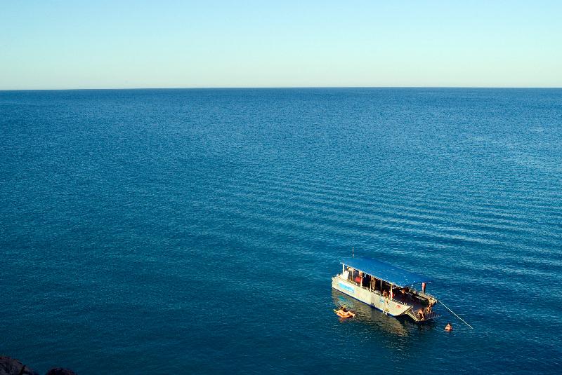 Photo petit bateau de plaisance commercial dans l'océan Indien Castle Rock,