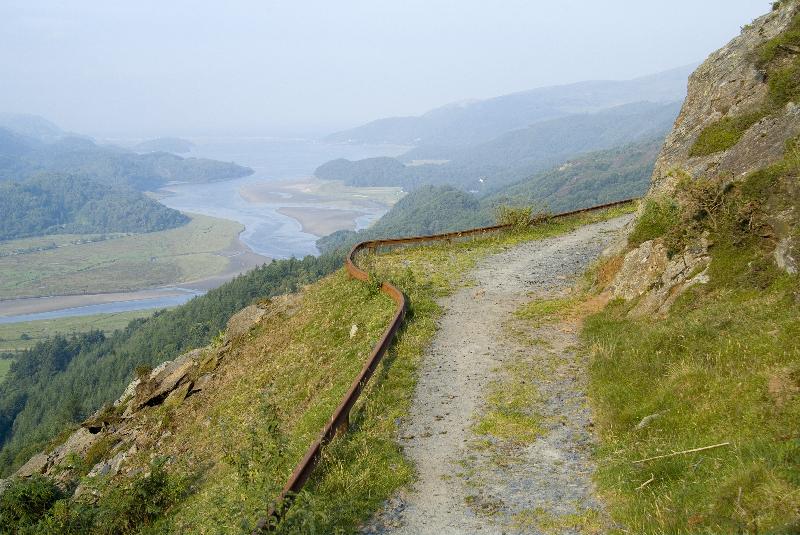 Photo Chemin de montagne accessible aux fauteuils roulants