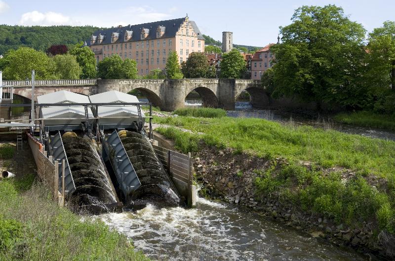 Photo Centrale hydroélectrique avec turbines à vis Archimède sur la rivière urbaine, Hann-Muenden, Basse-Saxe, Allemagne 