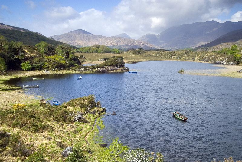 Photo Bateau à rames traditionnel sur le lac Upper dans le parc national de Killarney, Kerry, République d'Irlande