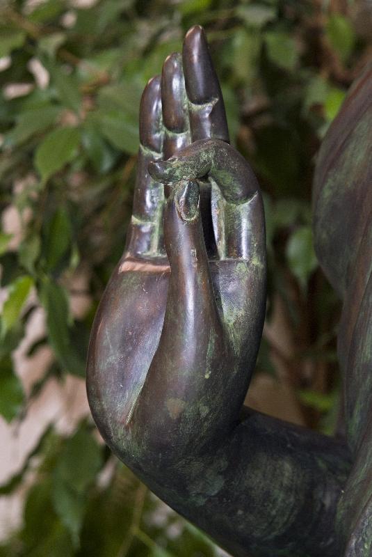 Photo Jnana Mudra geste d'une sculpture bouddha dans la salle Dhamma