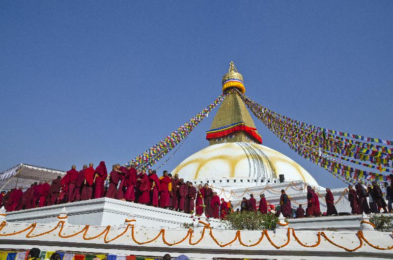 Photo Moines bouddhistes se réunissant au Boudhanath Stupa pour une puja, Katmandou, Népal