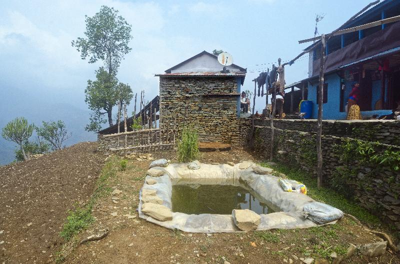 Photo Etang en plastique sur la colline dans les contreforts de l'Himalaya, Majhthana, près de Pokhara, Népal