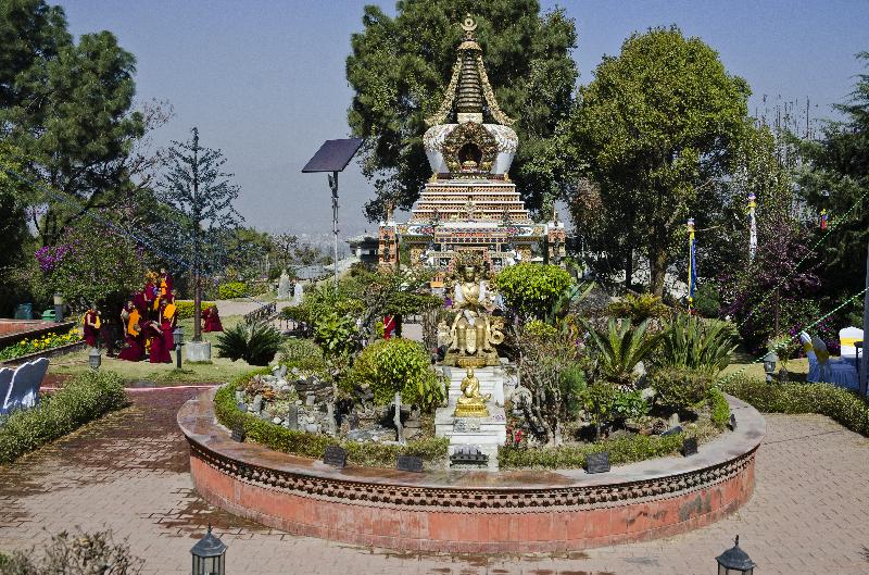 Photo Moines bouddhistes autour du Stupa dans le Jardin des Lumières