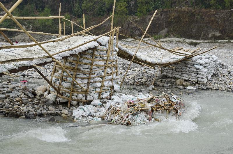 Photo Passerelle fluviale temporaire en saison sèche à base de sacs de sable et de bambou