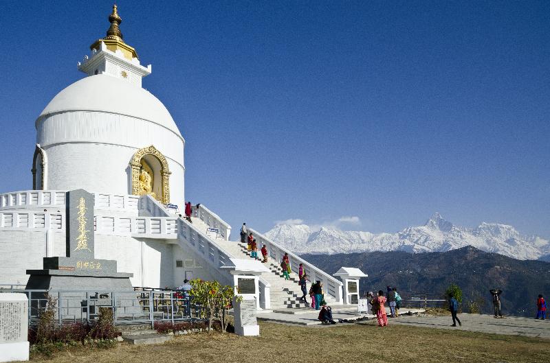 World Peace Stupa avec vue panoramique sur la chaîne Himalayan Annapurna, Pokhara, Népal