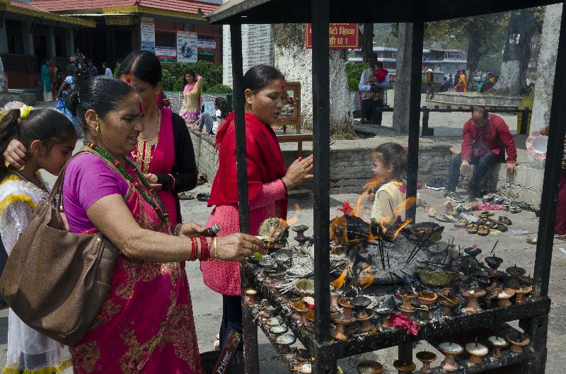 Photo Les fidèles hindous qui offrent de l'encens au temple de Bindhyabasini