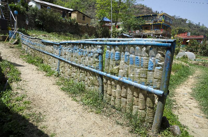 Photo Pare-vent en bouteilles de plastique recyclé et bambou sur la ferme Népal 