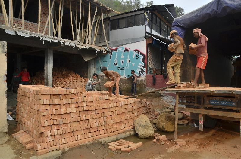  Les ouvriers déchargent des briques du camion sur le chantier, notez les enfants ouvriers ! Pokhara, Népal 