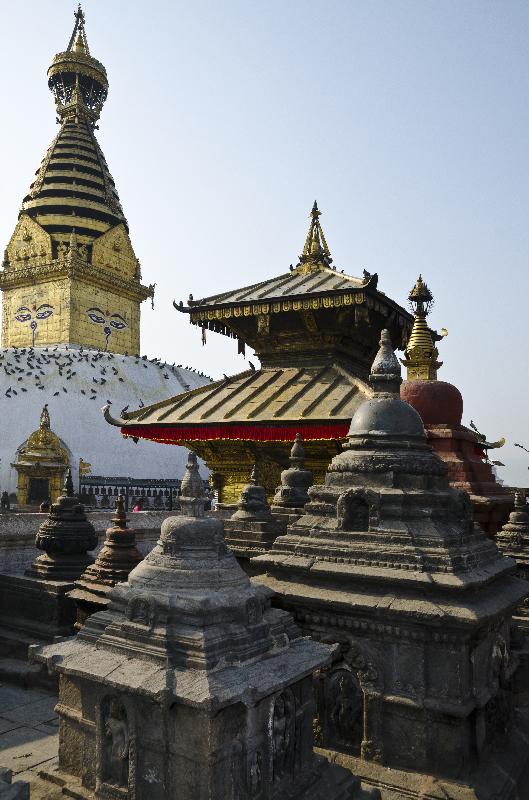 Photo Swayambhu (alias. Temple du singe) : Temple principal Stupa et Hariti (Ajima) (style Newari), Katmandou, Népal 