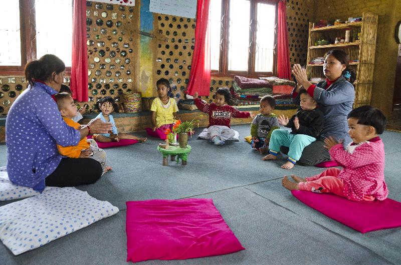 Photo Crèche et garderie assis dans le “cercle du matin”