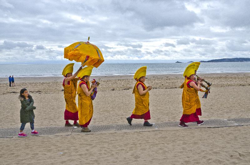 Photo  Des moines bouddhistes tibétains en tenue de cérémonie