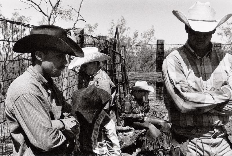 Cowboys et enfants faisant une pause sur le JA Ranch North Texas, États-Unis