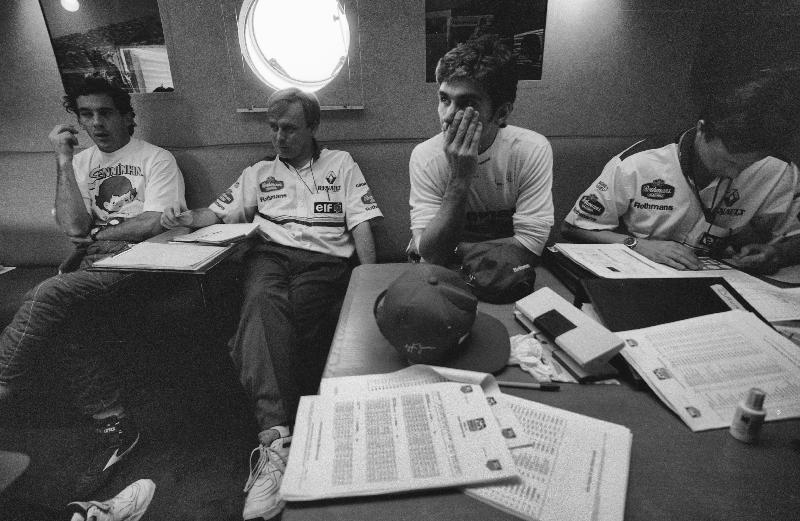 Damon Hill est assis avec Ayrton Senna le matin où Ayrton a été tué, Imola, Italie, 1994