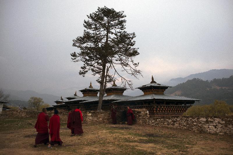 Des moines se dirigent vers la prière, au Bhoutan