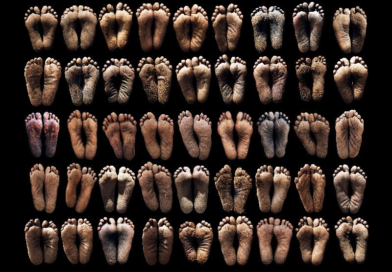 Les pieds qui ont marché vers la liberté, les pieds de femmes qui ont toutes marché après un viol et un meurtre pendant la guerre pour se mettre en sécurité, l'ensemble des images a été considéré dans le monde entier comme un rappel du génocide au Darfour