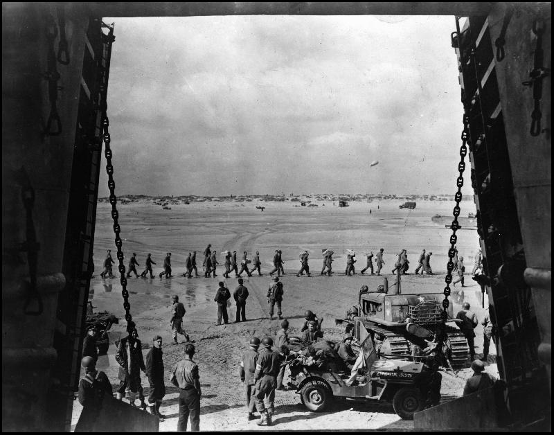 Jour J : une jeep emmène les blessés sur Utah Beach pour les évacuer, 1944