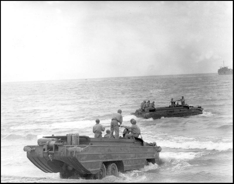 Opération Anvil Dragoon : deux DUKW quittent la plage pour récupérer des fournitures, 1944