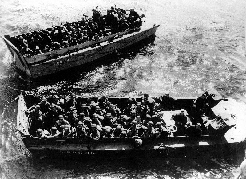 Jour J : des canoës transportent des soldats américains à Utah Beach, 1944