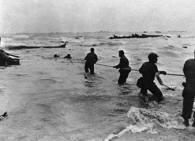 Jour J : des soldats américains aident les survivants du naufrage d'un LCT, 1944