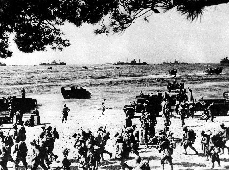 Sur la plage de Cavalaire, débarquement du bataillon français, 1944
