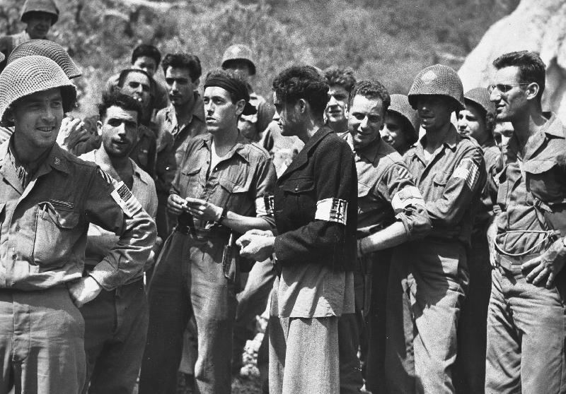 Opération Anvil Dragoon, FFI s'entretient avec des soldats américains et des reporters de guerre, St Tropez, 1944