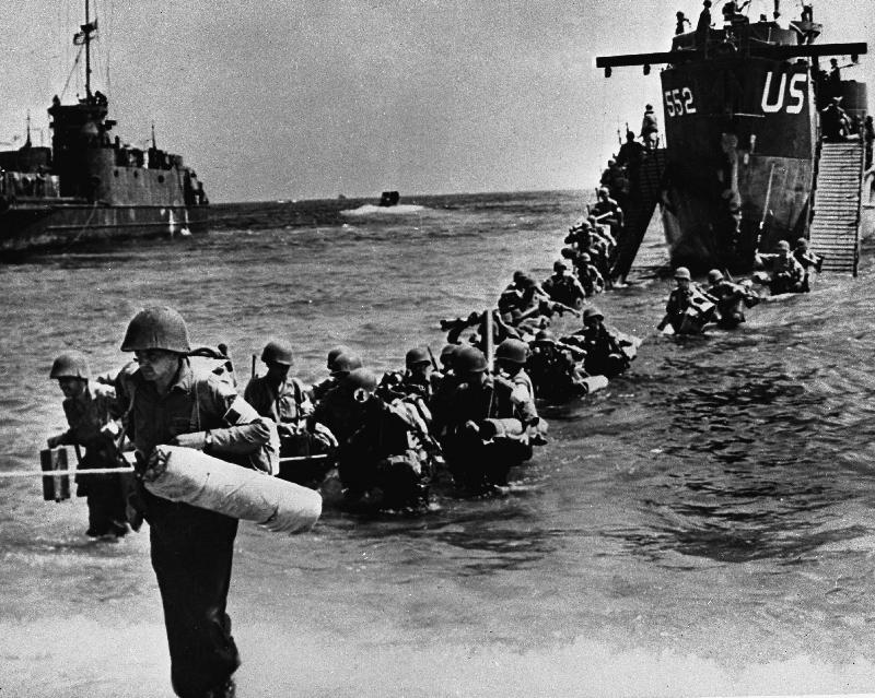  Opération Anvil Dragoon : des soldats américains naviguent sur la plage, Cavalaire, 1944