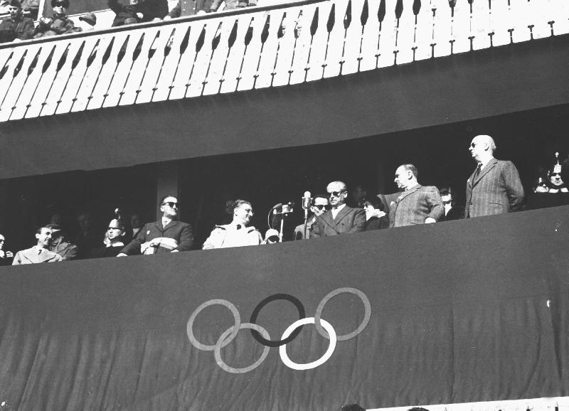 La cérémonie d'ouverture des Jeux olympiques d'hiver, Cortina d'Ampezzo, Italie, 1956