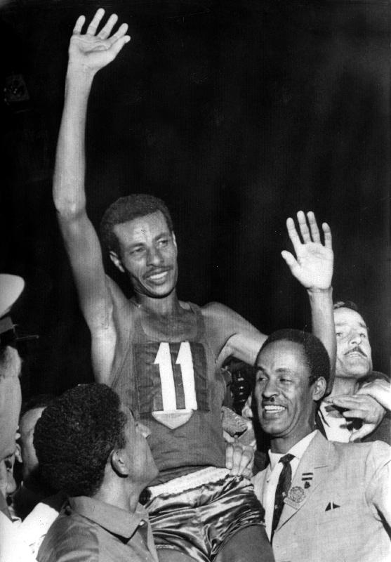 Abebe Bikila après avoir gagner le marathon des jeux olympique de 1960